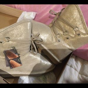 Bearpaw Colby size 10 Pewter Shimmer Boots Brand New w tags